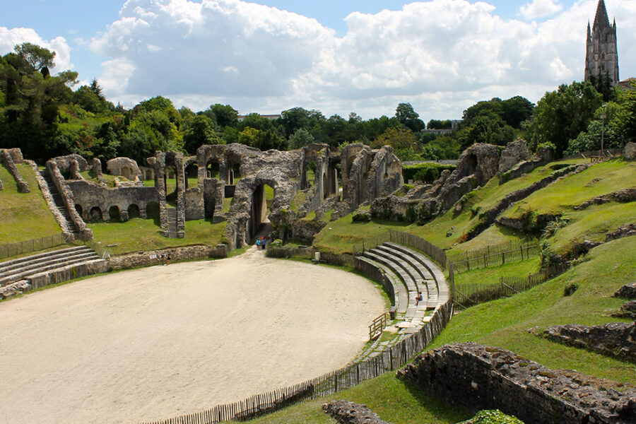 Vue panoramique de l’amphithéâtre gallo-romain de Saintes entouré de verdure, symbole du patrimoine historique et de l’engagement local pour une gestion durable des déchets professionnels.